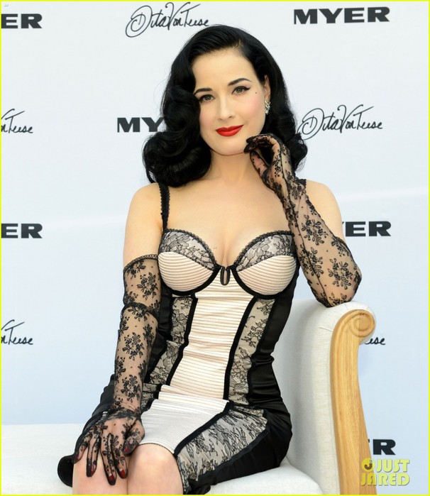 dita-von-teese-debuts-new-lingerie-collection-in-melbourne-03 (606x700, 95Kb)