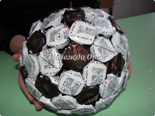 Делаем футбольный мяч из конфет