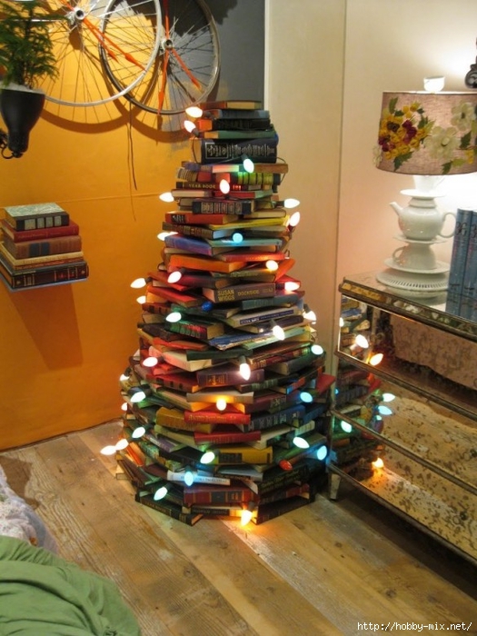 Alternative-Christmas-tree-ideas-tree-from-books-585x780 (525x700, 286Kb)