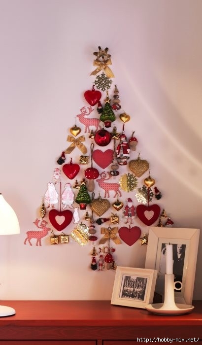 Alternative-Christmas-tree-ideas-tree-from-christmas-decorations-on-wall (410x700, 116Kb)