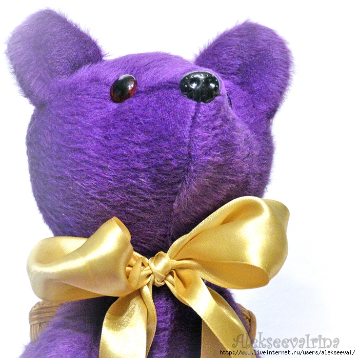 Фиолетовый мишки игру. Сиреневый мишка ручная работа. Конфеты мишка фиолетовый. Фиолетовый медведь с синим бантом. Фиолетовый Медвежонок из мультфильма.