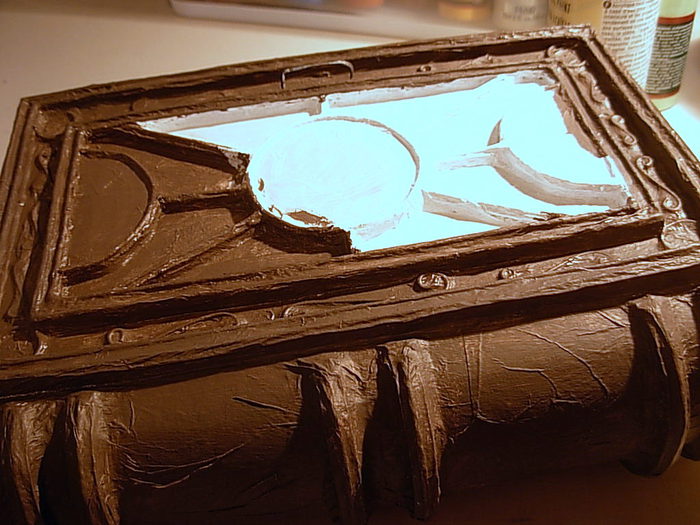 Applying brown paint over gesso (700x525, 83Kb)