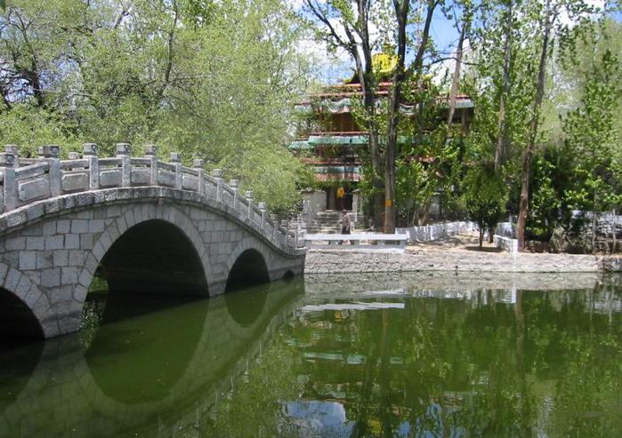 The_quiet_and_peaceful_park,_pond,_and_chapel_behind_the_Potala (700x493, 80Kb)