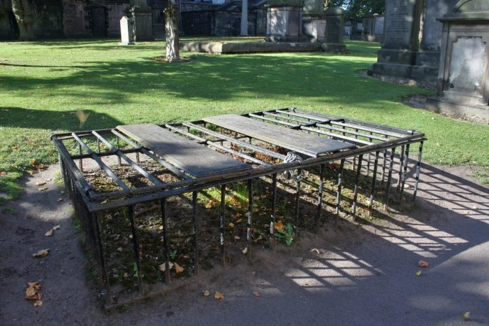   mortsafe (700x466, 230Kb)