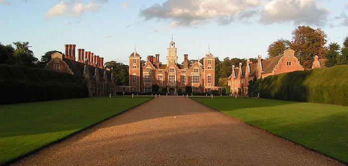 800px-Blickling_Hall_Ben_W_Bell_21_10_2005 (700x334, 40Kb)