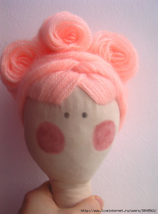Делаем для куклы парик из ниток. Обсуждение на LiveInternet - Российский Сервис Онлайн-Дневников