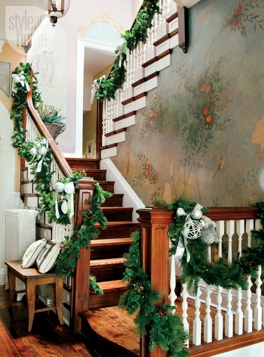 Дизайн интерьера. Потрясающие идеи украшения лестниц к Рождеству (20) (517x700, 308Kb)