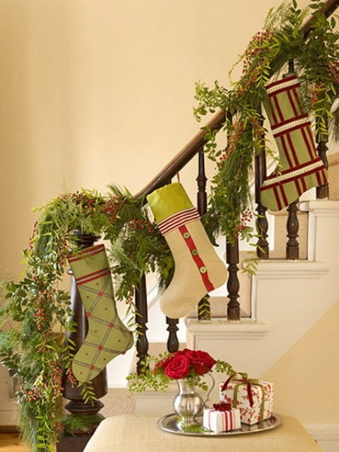 Дизайн интерьера. Потрясающие идеи украшения лестниц к Рождеству (23) (480x640, 194Kb)