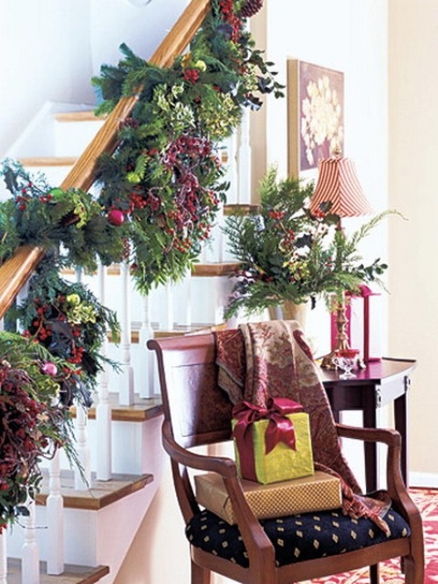 Дизайн интерьера. Потрясающие идеи украшения лестниц к Рождеству (36) (480x640, 213Kb)