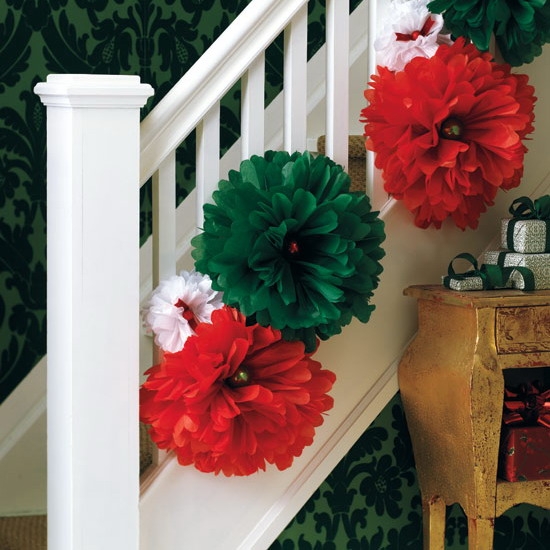 Дизайн интерьера. Потрясающие идеи украшения лестниц к Рождеству (49) (550x550, 179Kb)
