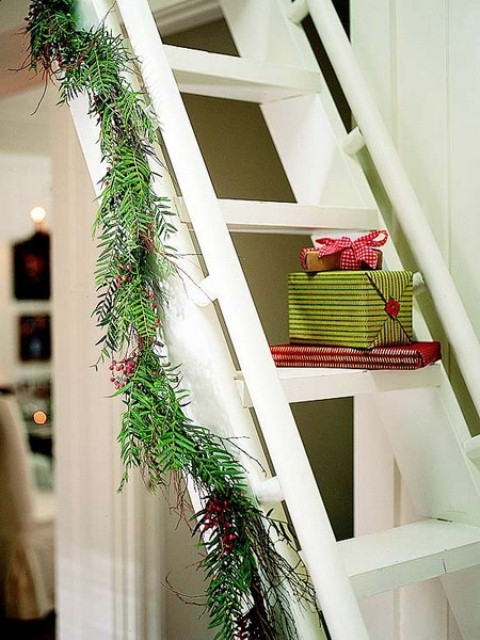 Дизайн интерьера. Потрясающие идеи украшения лестниц к Рождеству (56) (480x640, 202Kb)