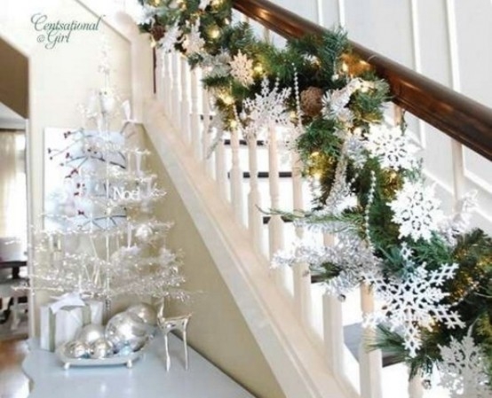 Дизайн интерьера. Потрясающие идеи украшения лестниц к Рождеству (62) (554x449, 146Kb)