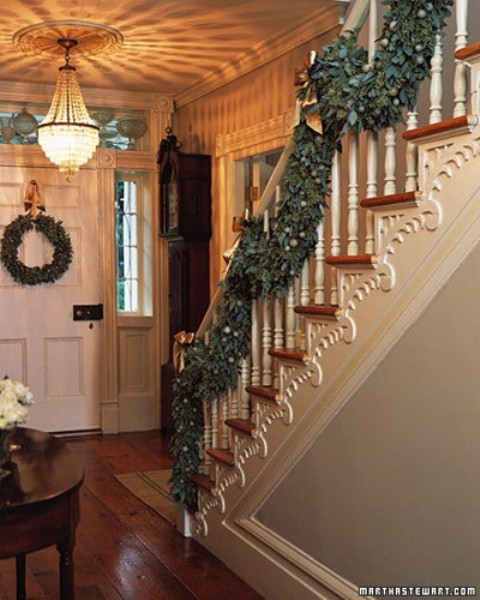 Дизайн интерьера. Потрясающие идеи украшения лестниц к Рождеству (64) (480x600, 173Kb)