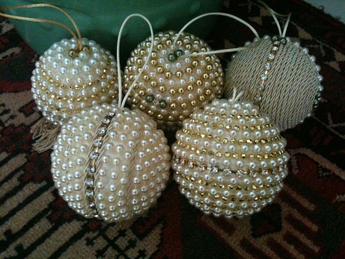 Декорирование новогодних шаров при помощи бисера