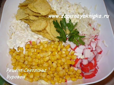 Крабовый салат с кукурузой, яйцом и огурцом