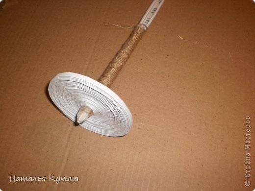 Подставка для елочки из джута и газетных трубочек (4) (520x390, 76Kb)