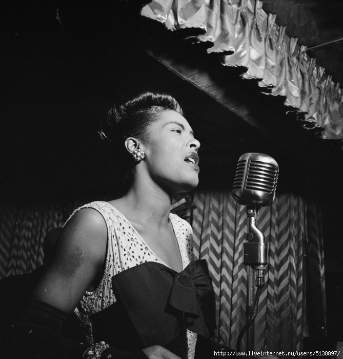 Billie_Holiday,_Downbeat,_New_York,_N.Y.,_ca._Feb._1947_(William_P._Gottlieb_04251) (669x700, 244Kb)