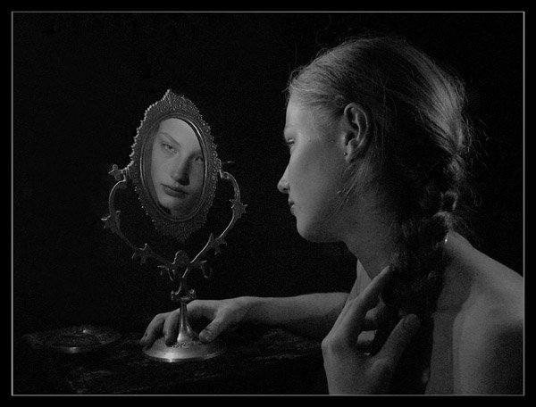 Почему нельзя плакать в зеркало. Отражение в зеркале. Некрасивое отражение в зеркале. Отражение женщины в зеркале. Девушка смотрится в зеркало.