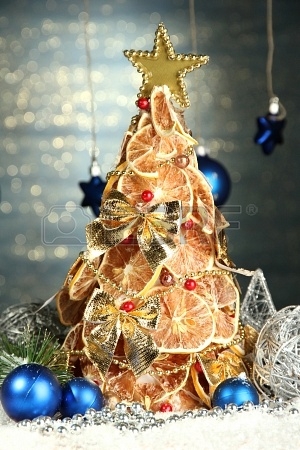 17064577-hermoso-a-rbol-de-navidad-de-los-limones-secos-con-la-decoracia-n-sobre-fondo-azul-brillo (300x450, 128Kb)