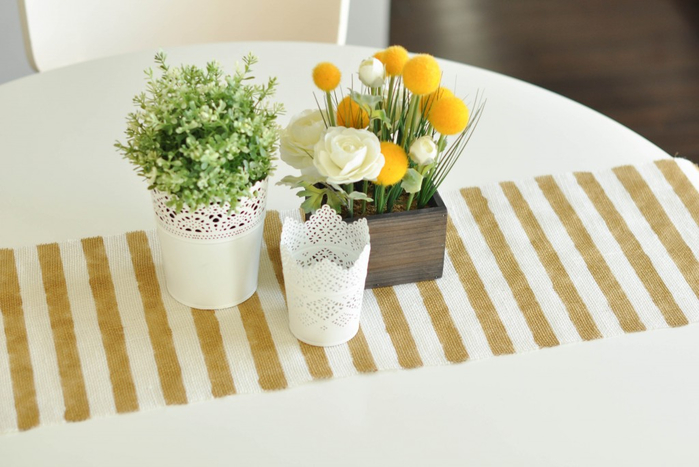DIY-no-sew-gold-striped-burlap-table-runner-for-fall-15-of-15-1024x684 (700x467, 275Kb)