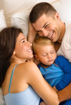 sleeping-baby-with-happy-parents (250x369, 25Kb)