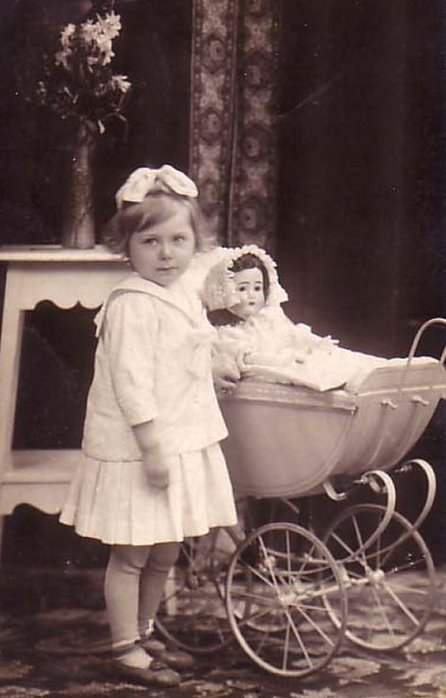 5276173_31115650_1219572400_1900s_pram_child (446x698, 49Kb)