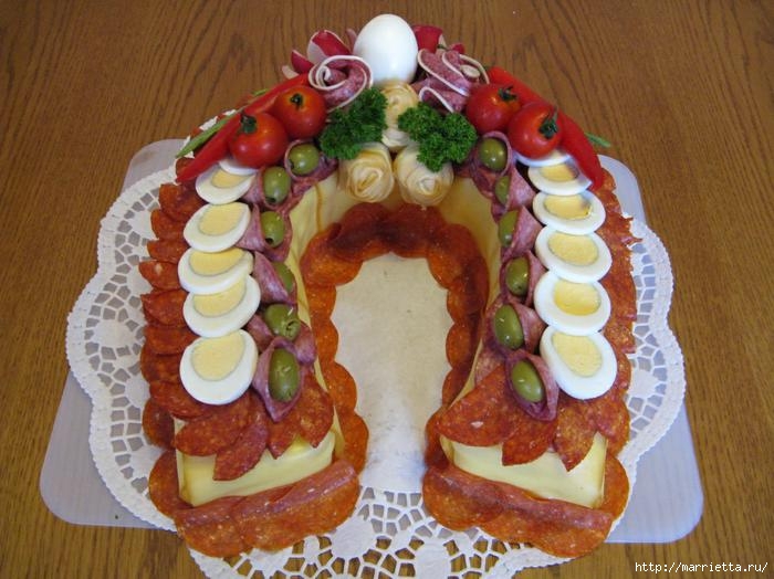 Новогодний СОЛЕНЫЙ торт. ПОДКОВА (40) (700x524, 197Kb)