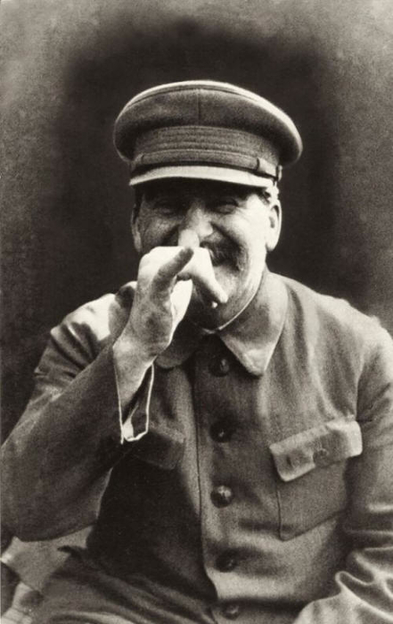 historical-photos-pt7-joseph-stalin-goofing-around (441x700, 196Kb)