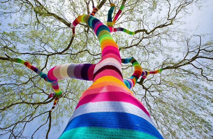 3623822_street_art_yarn_crochet_1 (700x456, 333Kb)