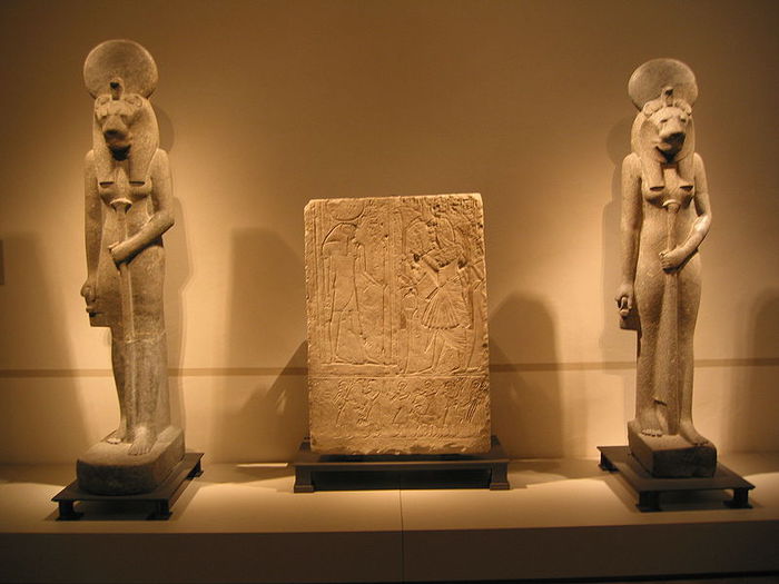 5148030_800pxTwo_statues_of_goddess_Sachmet_and_grave_relief (700x525, 46Kb)