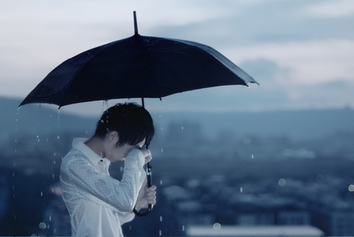 alone-boy-in-rain-with-unbrella (500x335, 74Kb)