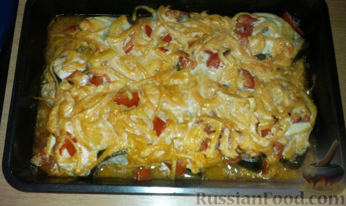 Горбуша с картошкой в духовке со сметаной. Горбуша запеченная в духовке под сыром и помидорами. Горбуша в духовке с картошкой и сыром и помидорами. Горбуша в духовке с картошкой и сыром и помидорами в духовке. Горбуша запеченная в духовке с картофелем помидорами и сыром.