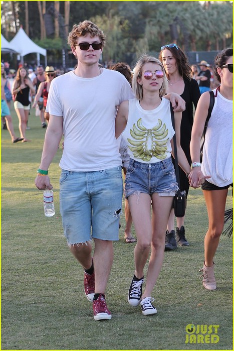 emma-roberts-celebrates-her-mtv-movie-award-for-best-kiss-02 (467x700, 115Kb)