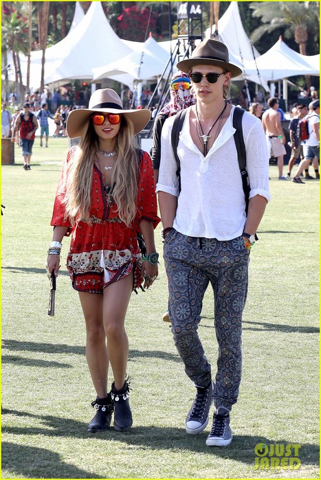 vanessa-hudgens-austin-butler-such-a-cute-coachella-couple-06 (467x700, 144Kb)