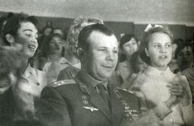 5714745_isvetvotmesvetititmaneobjal_2 (400x260, 16Kb)