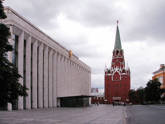 Troitskaya_Tower_and_State_Kremlin_Palace (700x525, 227Kb)