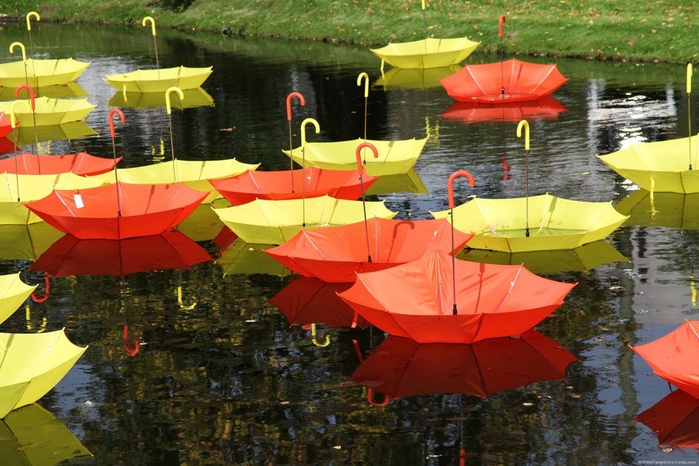 colorful-umbrellas-on-the-river (700x466, 284Kb)