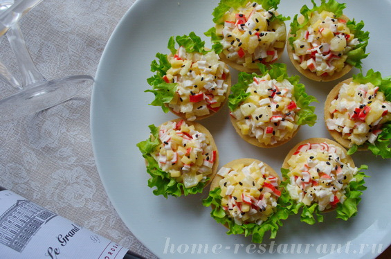 Салат из крабовых палочек с кукурузой и огурцом в тарталетках