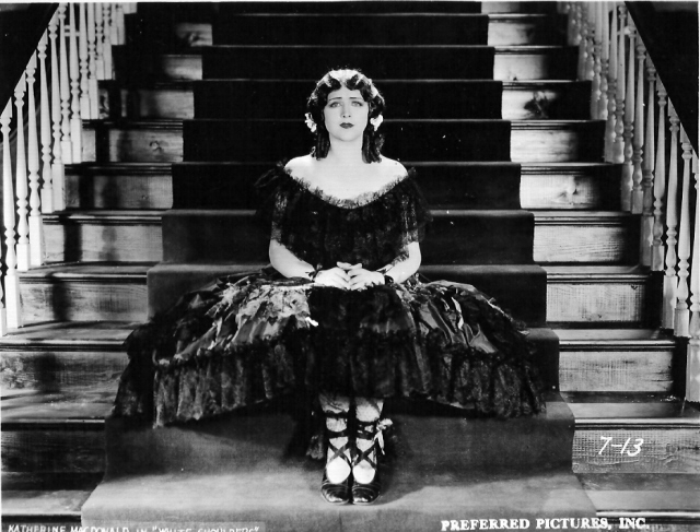 Katherine_MacDonald_in_White_Shoulders (640x487, 209Kb)