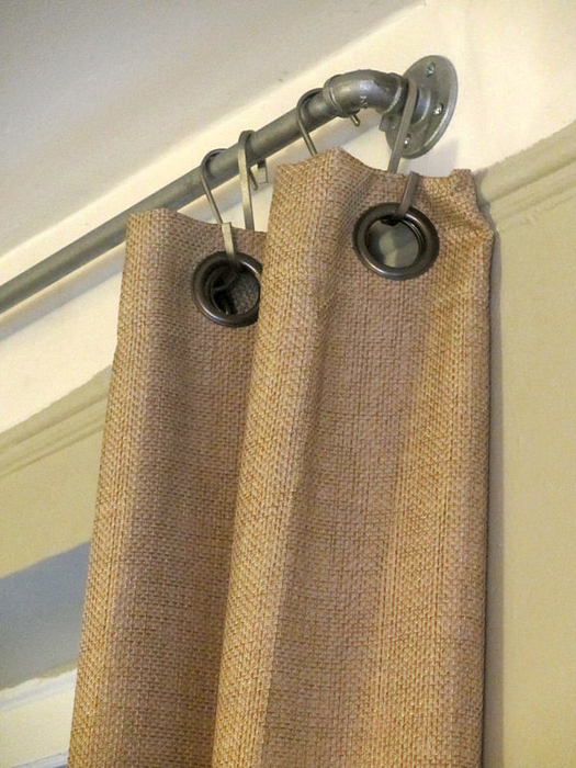 diy-industrial-pipe-curtain-rods-02 (525x700, 456Kb)