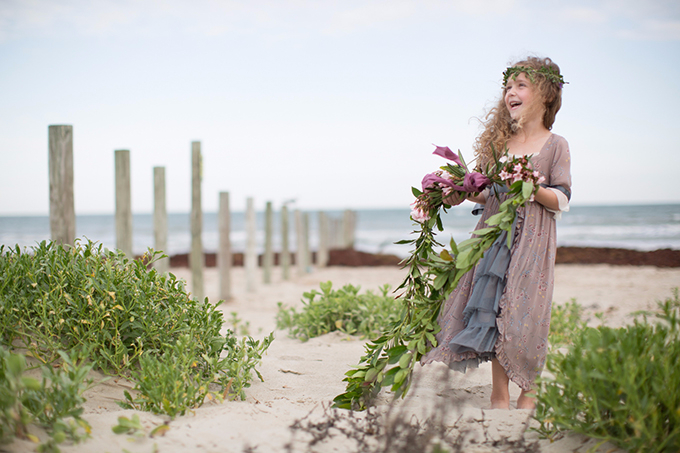 whimsical-beach-flower-girl-Archetype-Studio-Inc.-Glamour-Grace-01 (680x453, 363Kb)