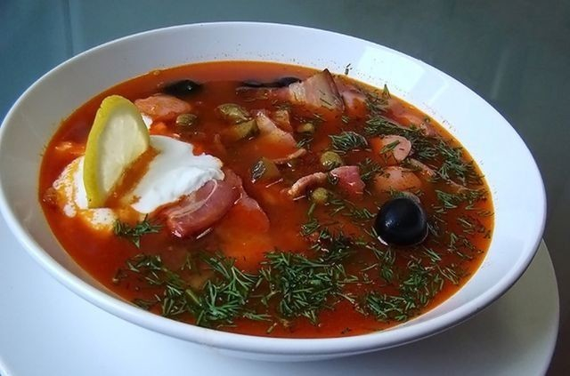 солянки 11 рецептов мясная рыбная грибная и другие. 129203380 53. солянки 11 рецептов мясная рыбная грибная и другие фото. солянки 11 рецептов мясная рыбная грибная и другие-129203380 53. картинка солянки 11 рецептов мясная рыбная грибная и другие. картинка 129203380 53. Солянки-супы в отличие от сходных с ними по рецептуре солянок-вторых блюд, не имеющих жидкости и запекаемых на сковородках, называются жидкими солянками. Однако жидкости в жидких солянках мало (на 1/3 меньше, чем в супах других видов), причем жидкость эта концентрированная и острая. Жидкую и густую части солянки готовят совершенно отдельно и соединяют за 5-10-15 мин до подачи на стол и не столько для варки, сколько для прогревания и создания аромата.