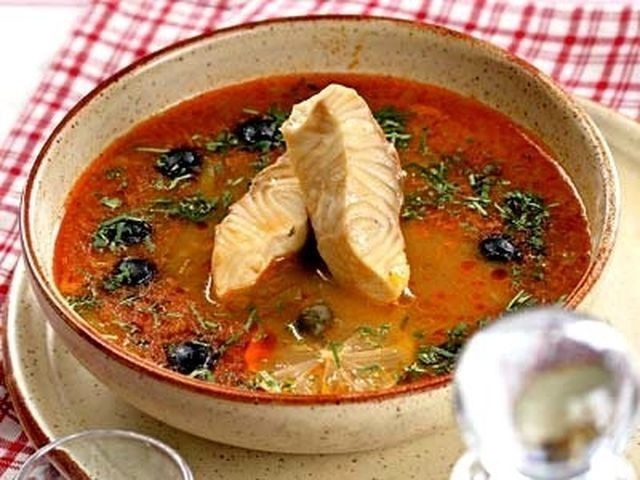 солянки 11 рецептов мясная рыбная грибная и другие. 129203404 55. солянки 11 рецептов мясная рыбная грибная и другие фото. солянки 11 рецептов мясная рыбная грибная и другие-129203404 55. картинка солянки 11 рецептов мясная рыбная грибная и другие. картинка 129203404 55. Солянки-супы в отличие от сходных с ними по рецептуре солянок-вторых блюд, не имеющих жидкости и запекаемых на сковородках, называются жидкими солянками. Однако жидкости в жидких солянках мало (на 1/3 меньше, чем в супах других видов), причем жидкость эта концентрированная и острая. Жидкую и густую части солянки готовят совершенно отдельно и соединяют за 5-10-15 мин до подачи на стол и не столько для варки, сколько для прогревания и создания аромата.