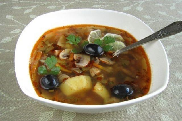 солянки 11 рецептов мясная рыбная грибная и другие. 129203410 56. солянки 11 рецептов мясная рыбная грибная и другие фото. солянки 11 рецептов мясная рыбная грибная и другие-129203410 56. картинка солянки 11 рецептов мясная рыбная грибная и другие. картинка 129203410 56. Солянки-супы в отличие от сходных с ними по рецептуре солянок-вторых блюд, не имеющих жидкости и запекаемых на сковородках, называются жидкими солянками. Однако жидкости в жидких солянках мало (на 1/3 меньше, чем в супах других видов), причем жидкость эта концентрированная и острая. Жидкую и густую части солянки готовят совершенно отдельно и соединяют за 5-10-15 мин до подачи на стол и не столько для варки, сколько для прогревания и создания аромата.