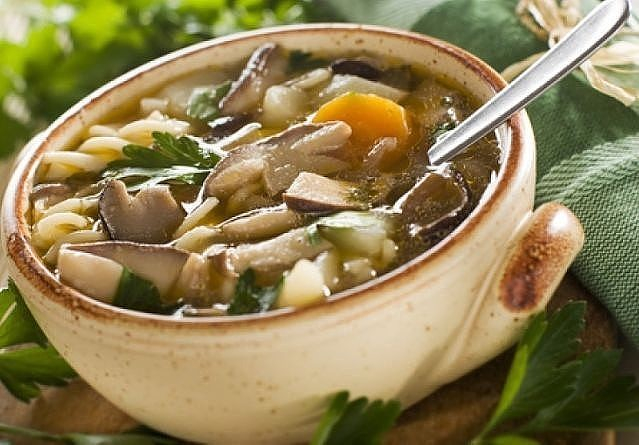 солянки 11 рецептов мясная рыбная грибная и другие. 129203416 58. солянки 11 рецептов мясная рыбная грибная и другие фото. солянки 11 рецептов мясная рыбная грибная и другие-129203416 58. картинка солянки 11 рецептов мясная рыбная грибная и другие. картинка 129203416 58. Солянки-супы в отличие от сходных с ними по рецептуре солянок-вторых блюд, не имеющих жидкости и запекаемых на сковородках, называются жидкими солянками. Однако жидкости в жидких солянках мало (на 1/3 меньше, чем в супах других видов), причем жидкость эта концентрированная и острая. Жидкую и густую части солянки готовят совершенно отдельно и соединяют за 5-10-15 мин до подачи на стол и не столько для варки, сколько для прогревания и создания аромата.