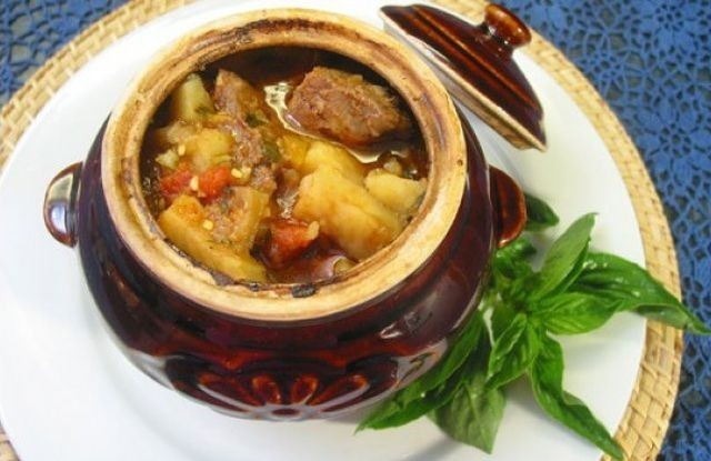 солянки 11 рецептов мясная рыбная грибная и другие. 129203430 60. солянки 11 рецептов мясная рыбная грибная и другие фото. солянки 11 рецептов мясная рыбная грибная и другие-129203430 60. картинка солянки 11 рецептов мясная рыбная грибная и другие. картинка 129203430 60. Солянки-супы в отличие от сходных с ними по рецептуре солянок-вторых блюд, не имеющих жидкости и запекаемых на сковородках, называются жидкими солянками. Однако жидкости в жидких солянках мало (на 1/3 меньше, чем в супах других видов), причем жидкость эта концентрированная и острая. Жидкую и густую части солянки готовят совершенно отдельно и соединяют за 5-10-15 мин до подачи на стол и не столько для варки, сколько для прогревания и создания аромата.
