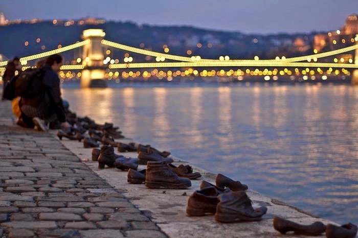 shoes-on-danube-1 (700x466, 188Kb)