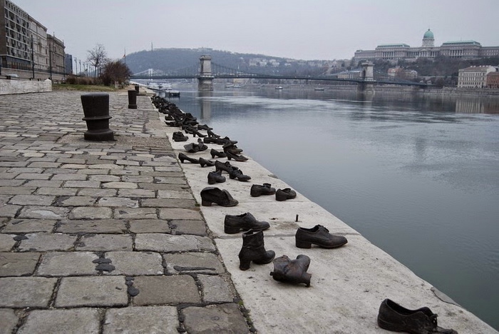 shoes-on-danube-3 (700x468, 200Kb)