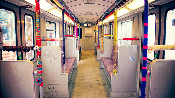 6011027_YarnBombSubway1 (605x338, 433Kb)