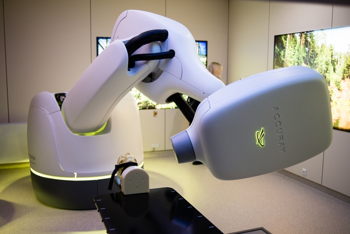 6036301_cyberknife_M6 (700x467, 188Kb)